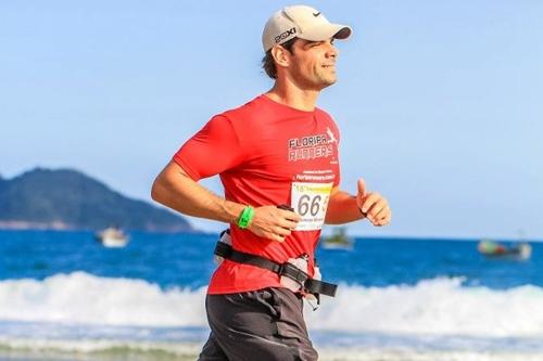 Correr na areia é um exercício que precisa ser acompanhado / Foto: Divulgação Floripa Runners